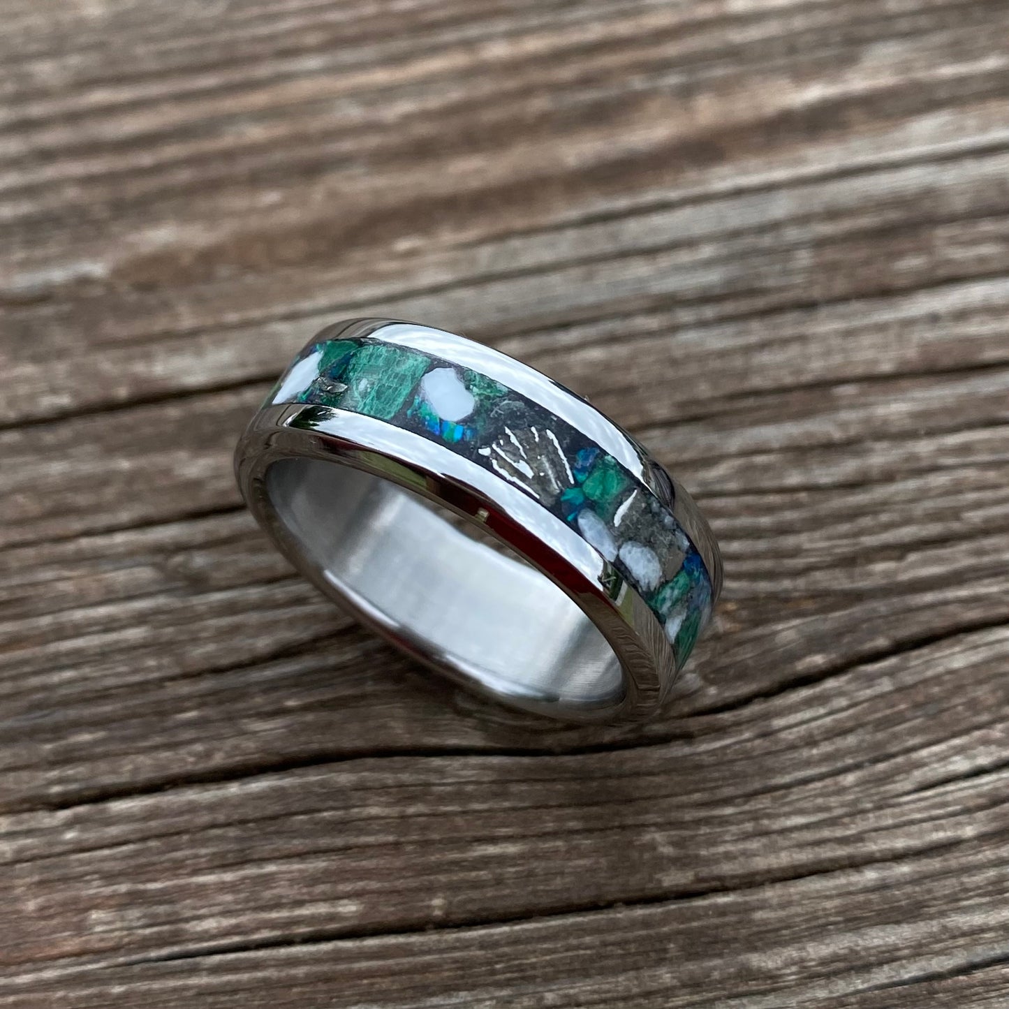 Anello di Malachite, Meteorite, Opale e Conchiglia