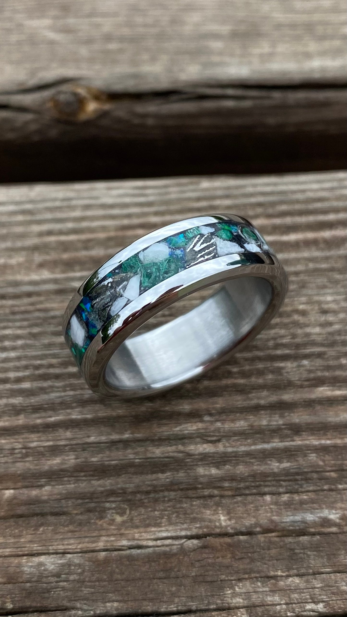 Anello di Malachite, Meteorite, Opale e Conchiglia