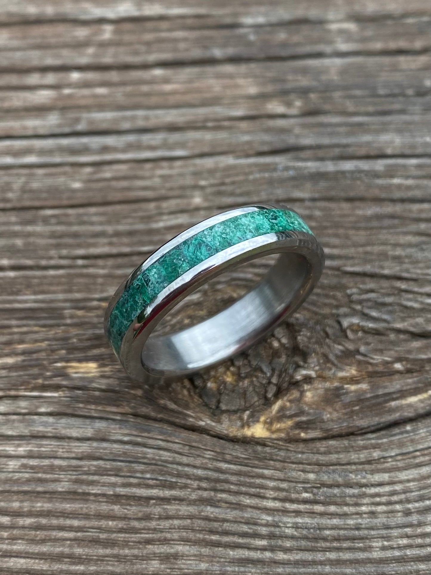 Anello di Giada Verde, Malachite e Titanio
