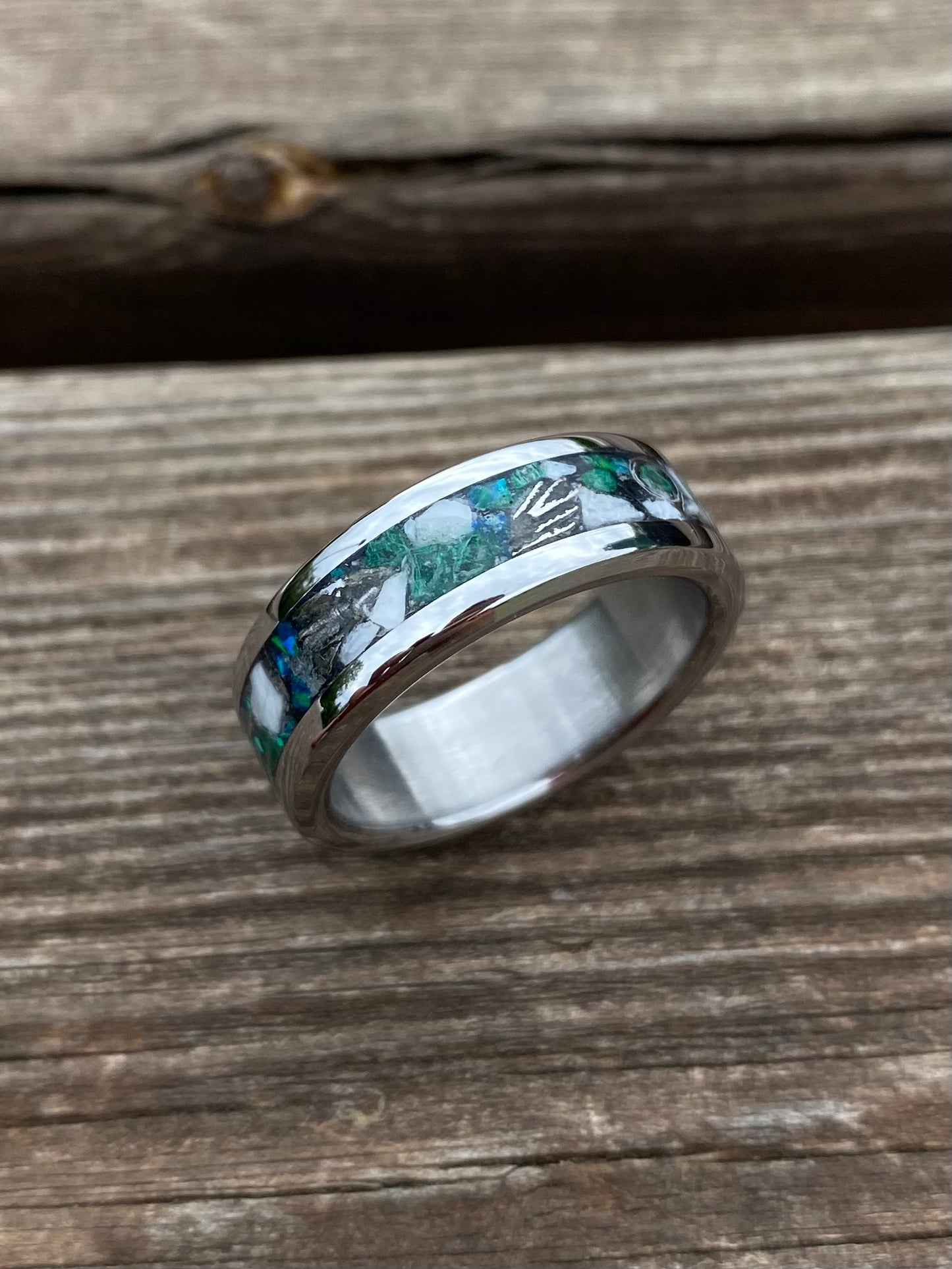 Anello di Malachite, Meteorite, Opale e Conchiglia