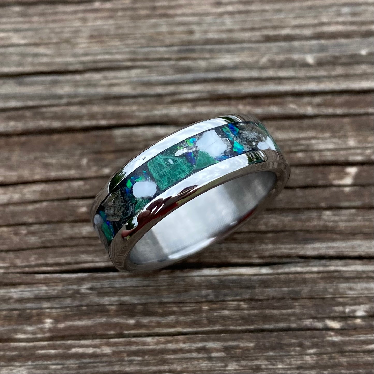 Anello di Malachite, Meteorite, Opale e Conchiglia