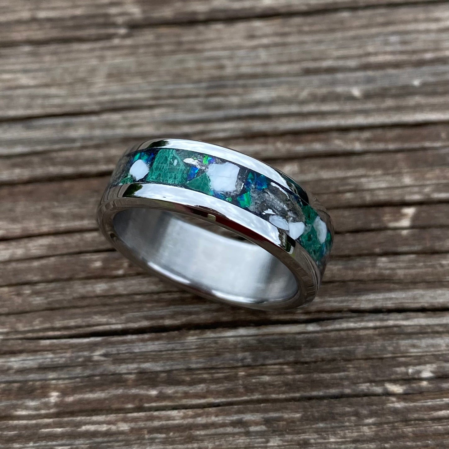 Anello di Malachite, Meteorite, Opale e Conchiglia