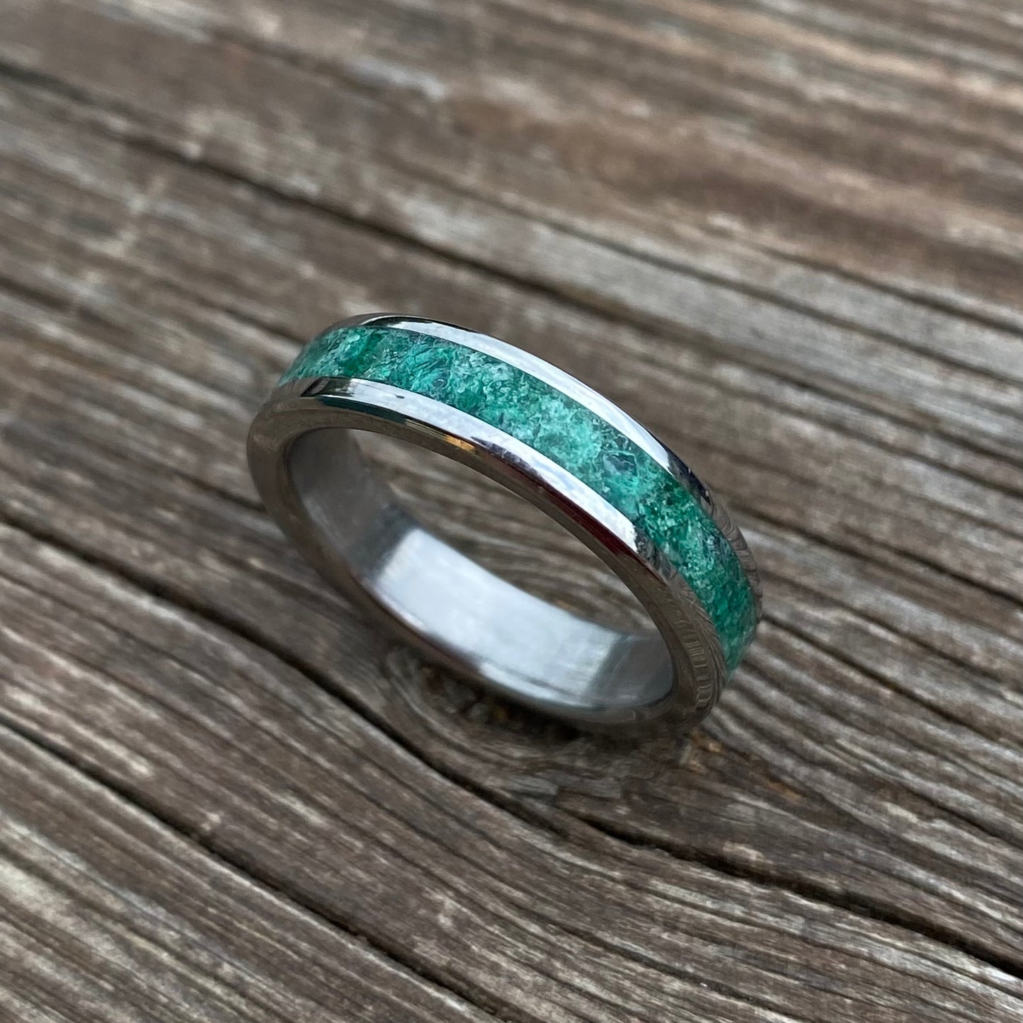 Anello di Giada Verde, Malachite e Titanio