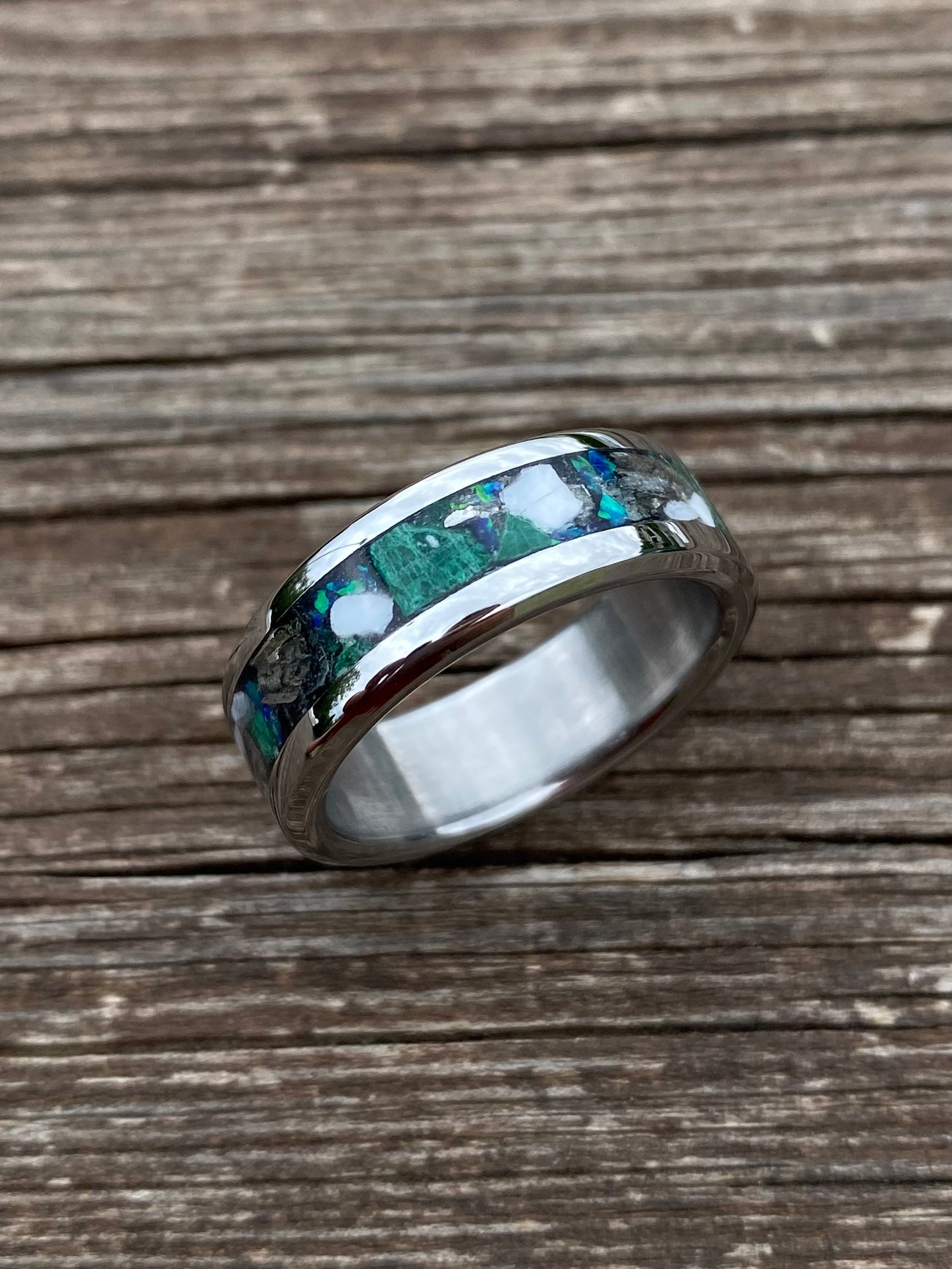 Anello di Malachite, Meteorite, Opale e Conchiglia
