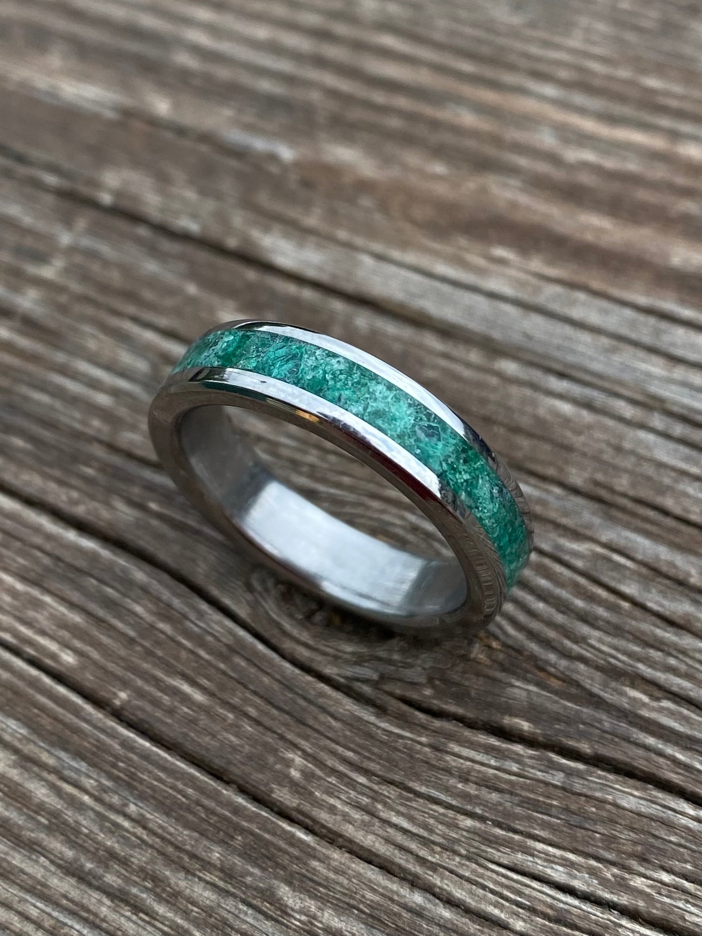 Anello di Giada Verde, Malachite e Titanio