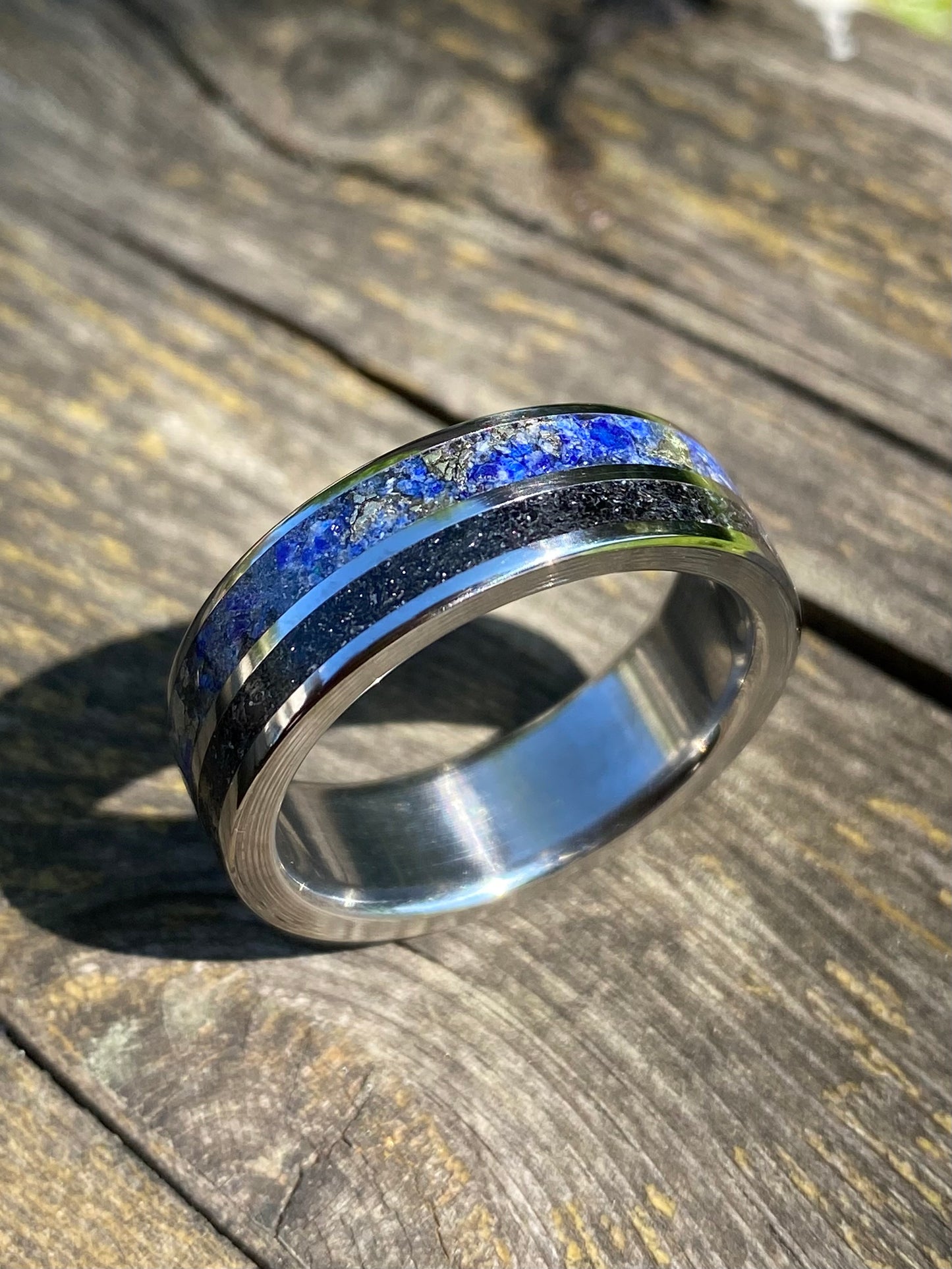 Anello di Lapislazzulo, Pirite, Tormalina Nera e Titanio