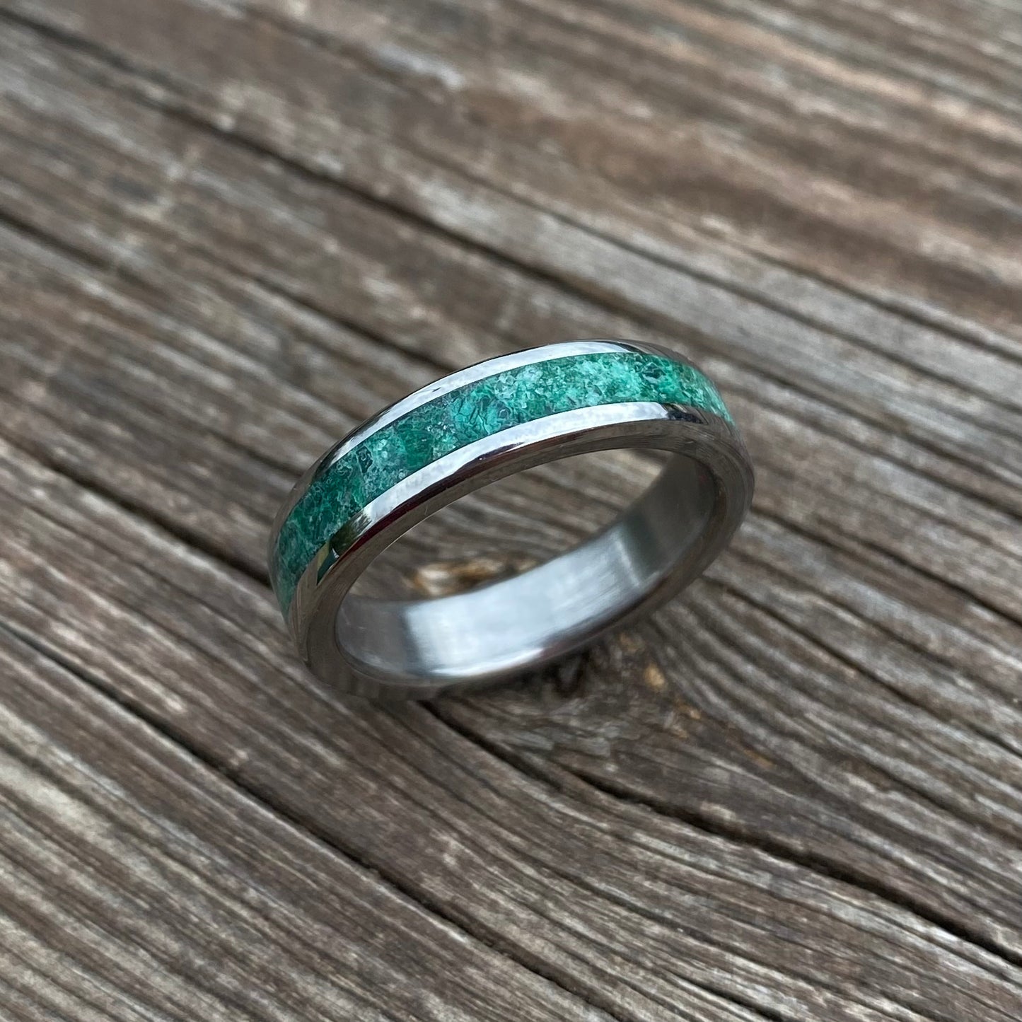 Anello di Giada Verde, Malachite e Titanio