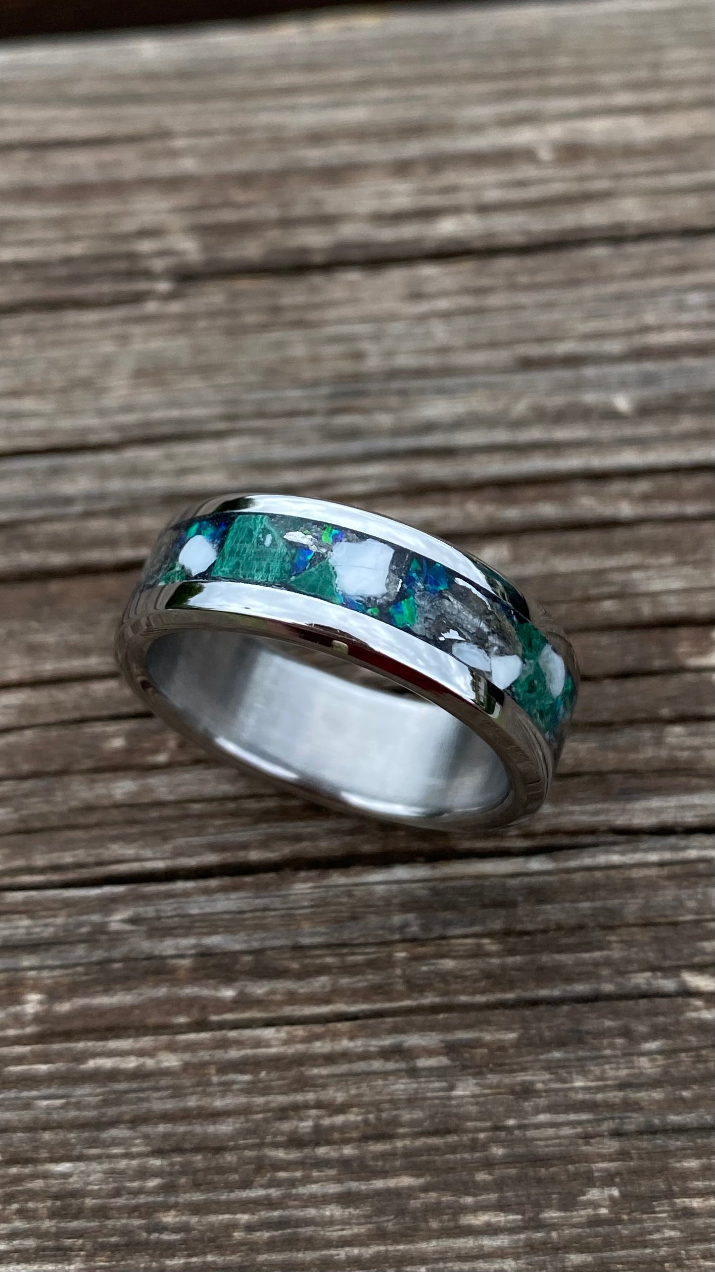 Anello di Malachite, Meteorite, Opale e Conchiglia
