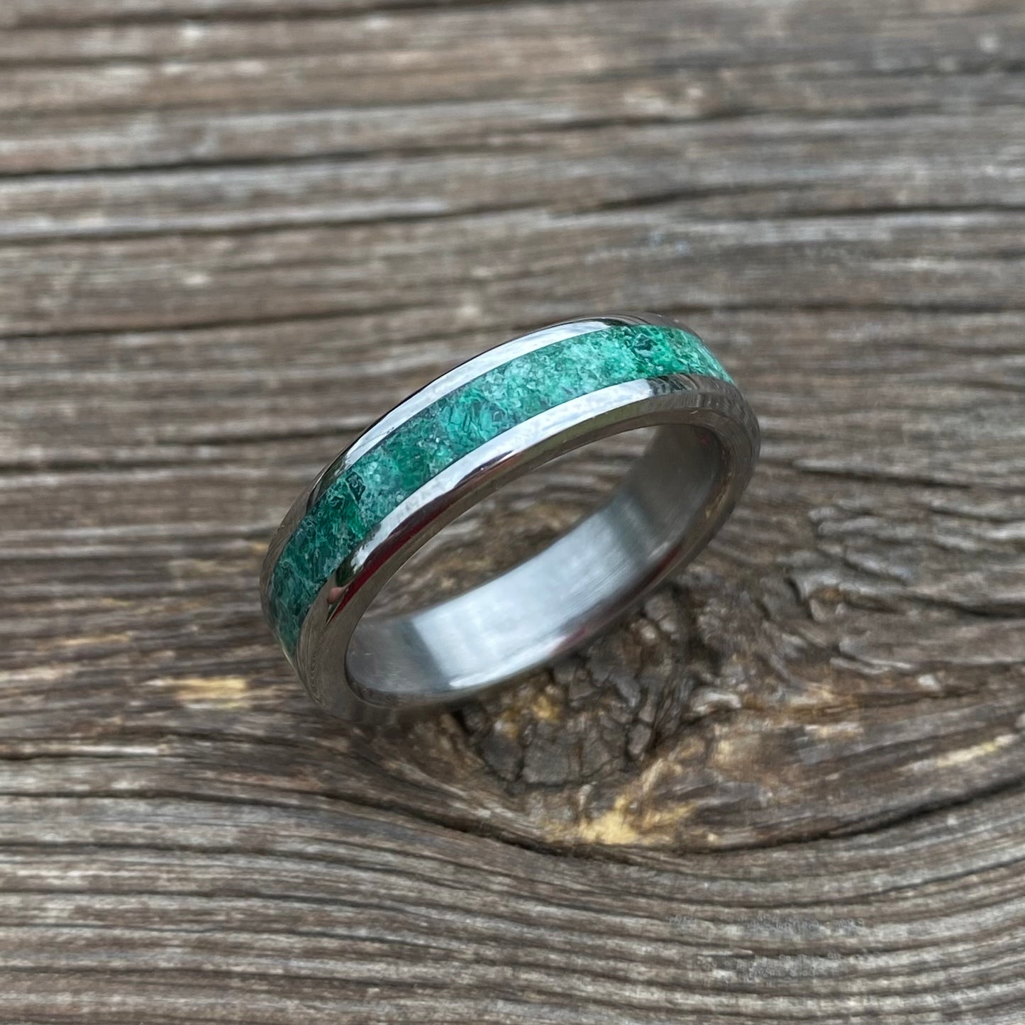 Anello di Giada Verde, Malachite e Titanio