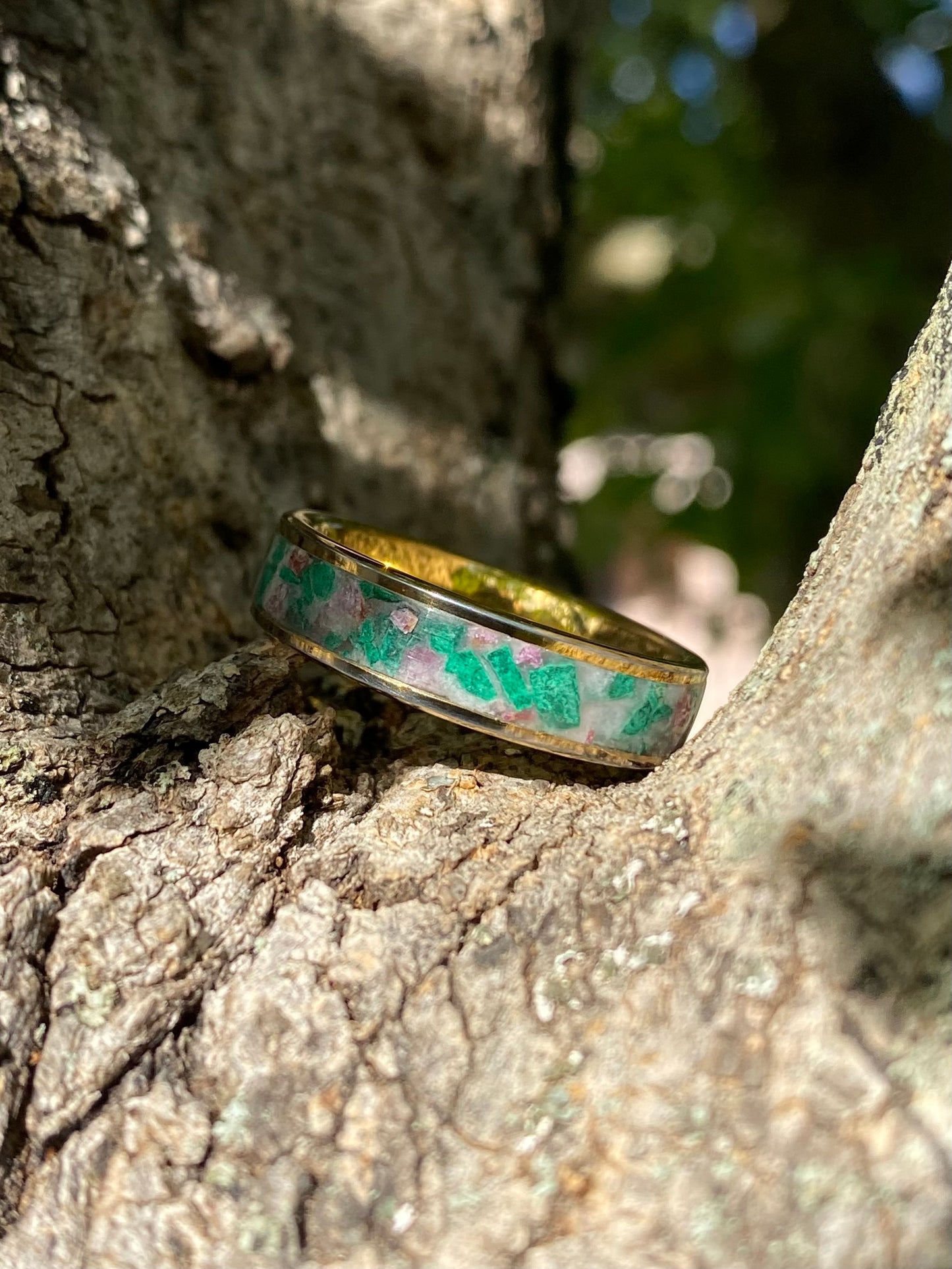 Anello di Malachite, Rubino e Tungsteno dorato