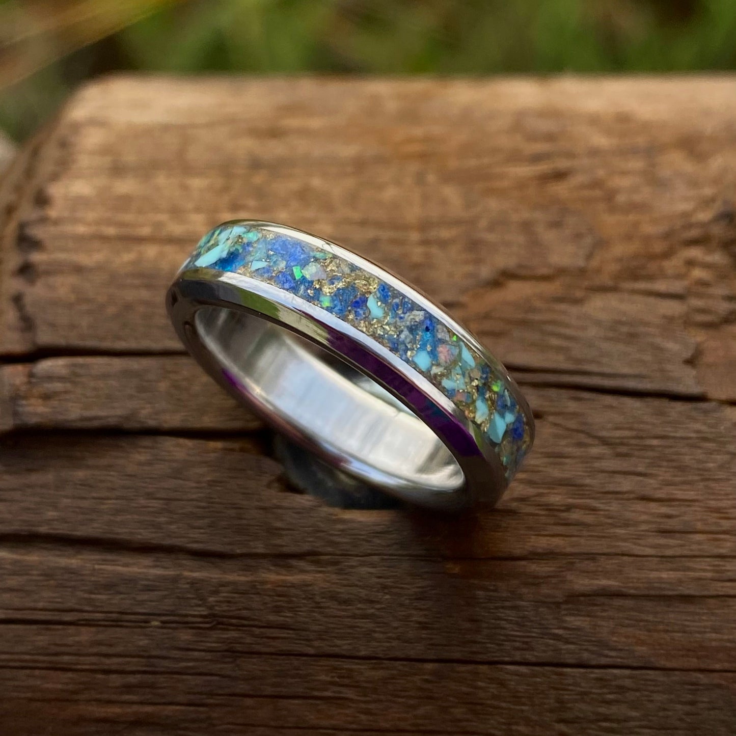 Anello di Lapislazzulo, Turchese, Opale, Foglia d’Oro e Titanio