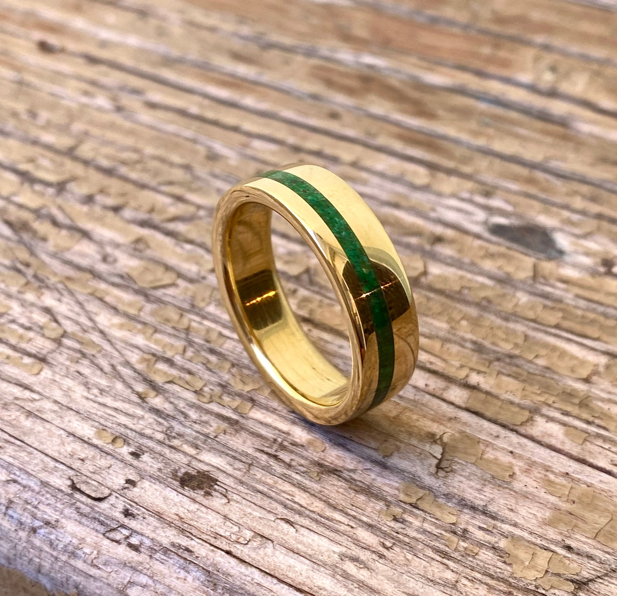 Anello di Giada Verde con intarsio laterale