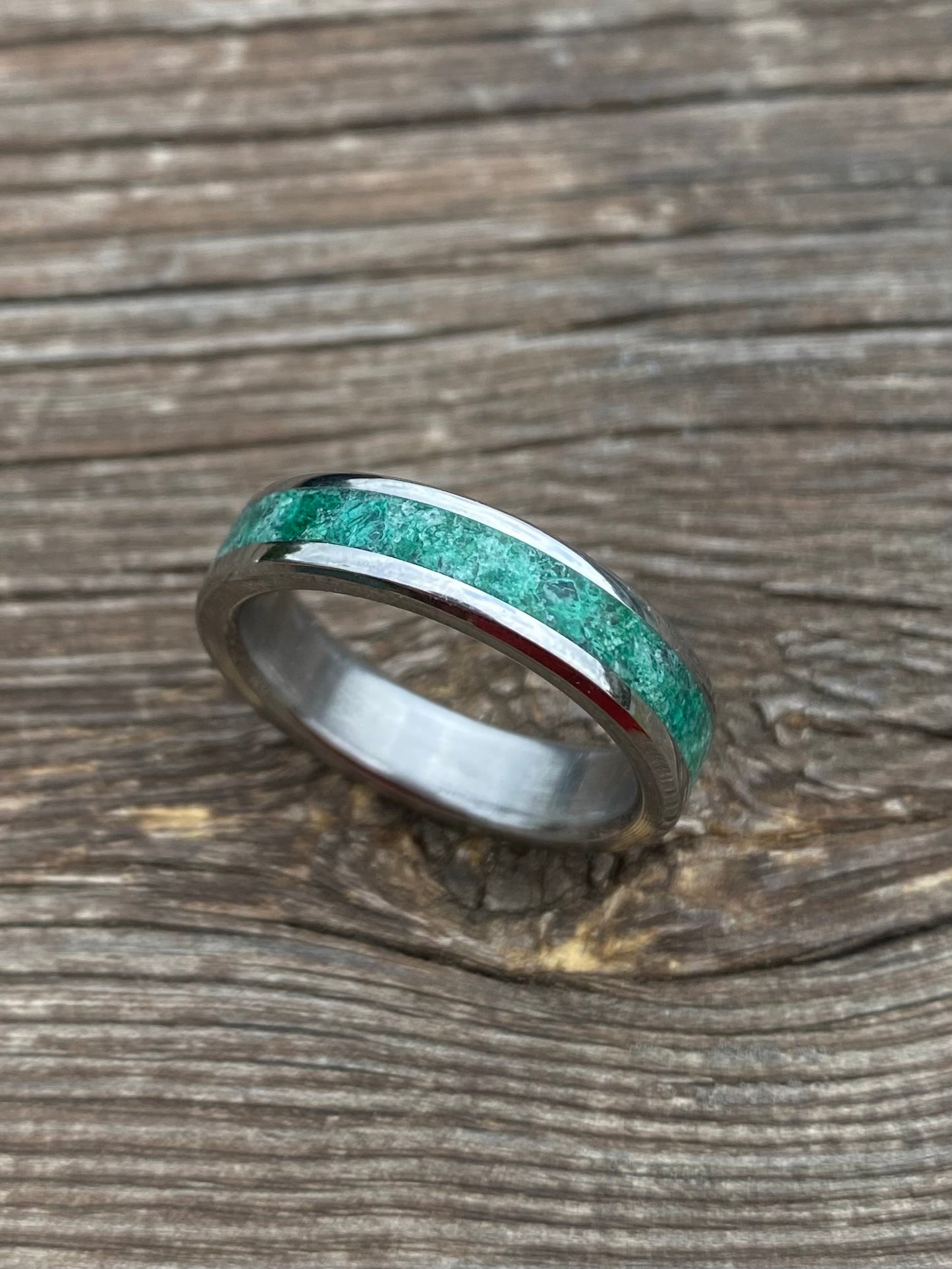 Anello di Giada Verde, Malachite e Titanio