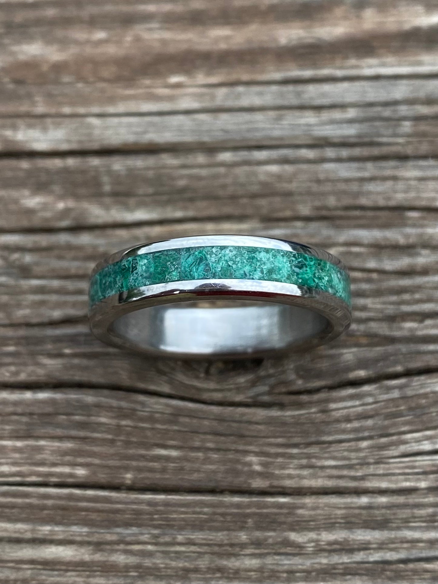 Anello di Giada Verde, Malachite e Titanio