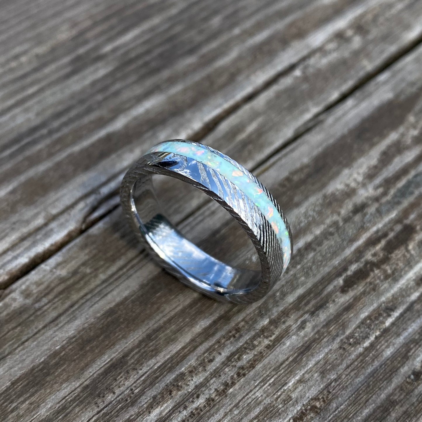 Anello di Acciaio Damasco ed Opale con intarsio laterale