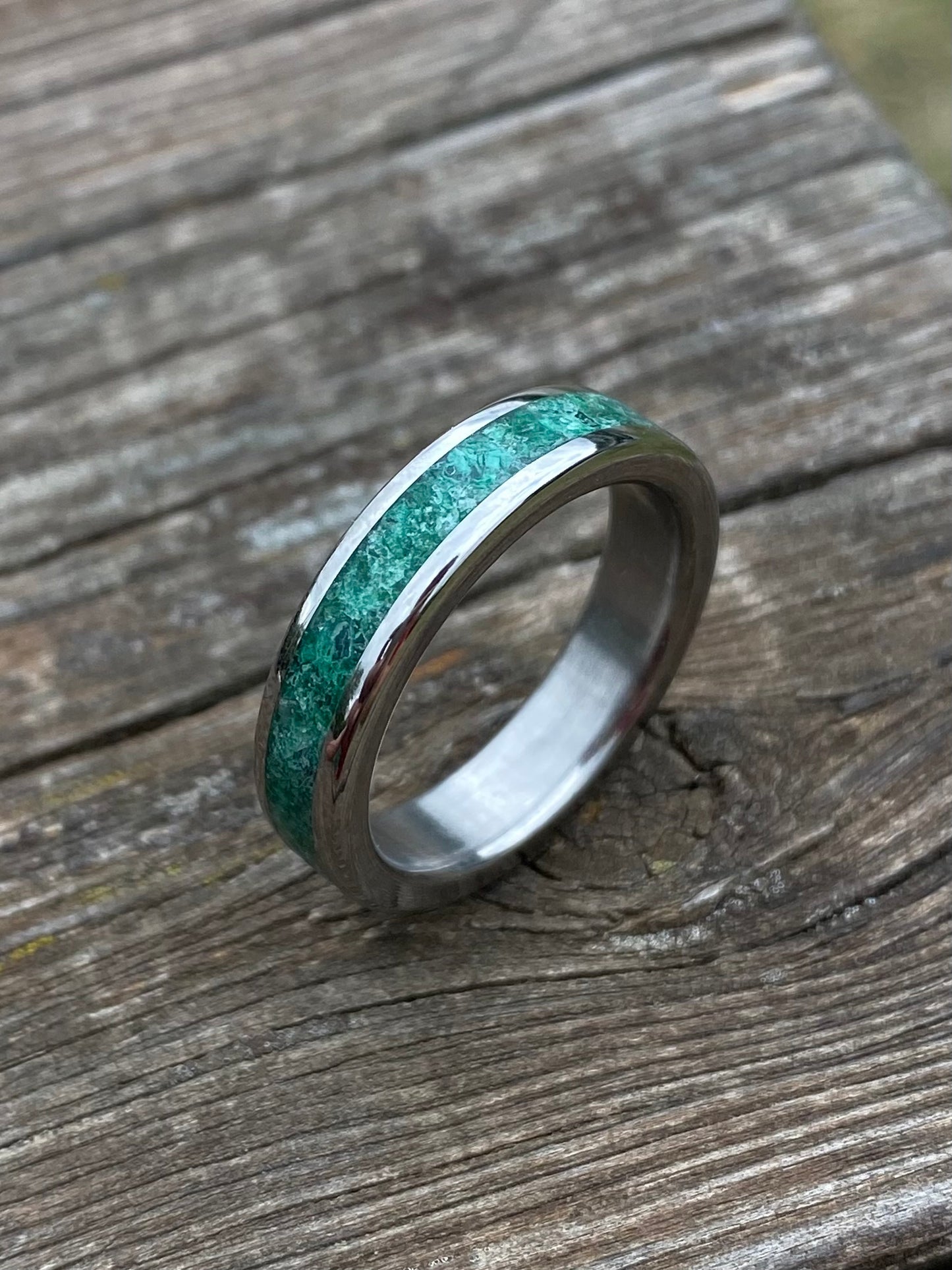 Anello di Giada Verde, Malachite e Titanio