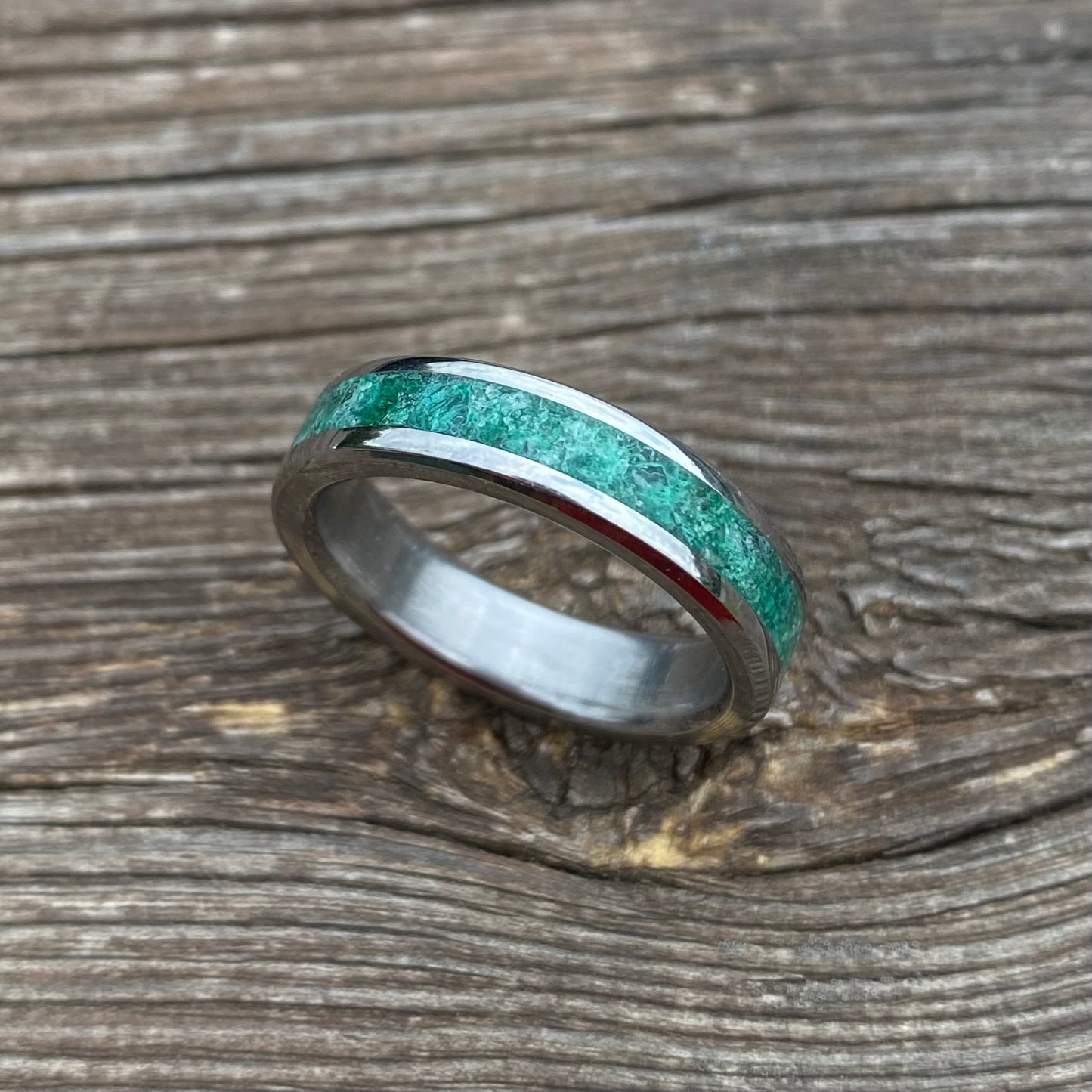 Anello di Giada Verde, Malachite e Titanio