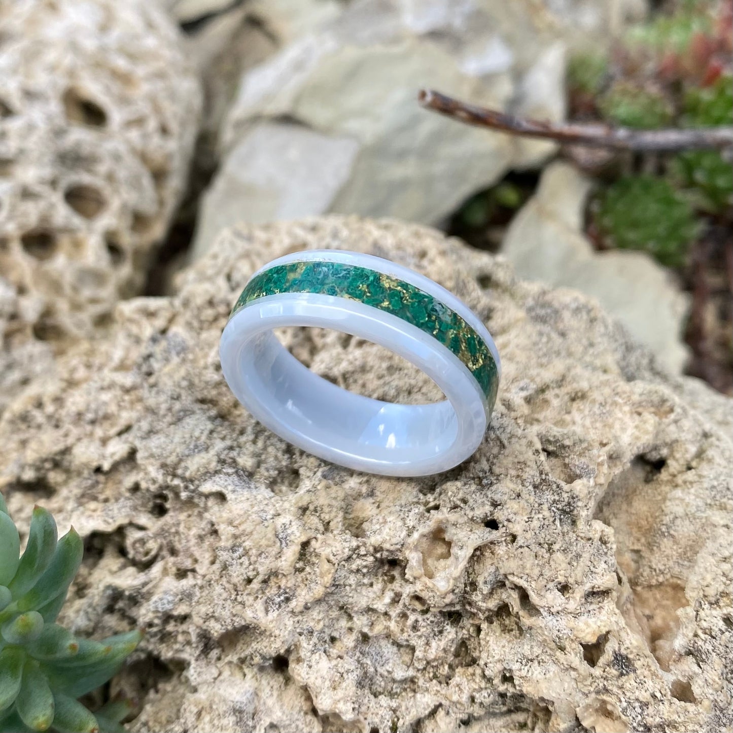 Anello di Ceramica Bianca, Malachite e Foglia d'Oro