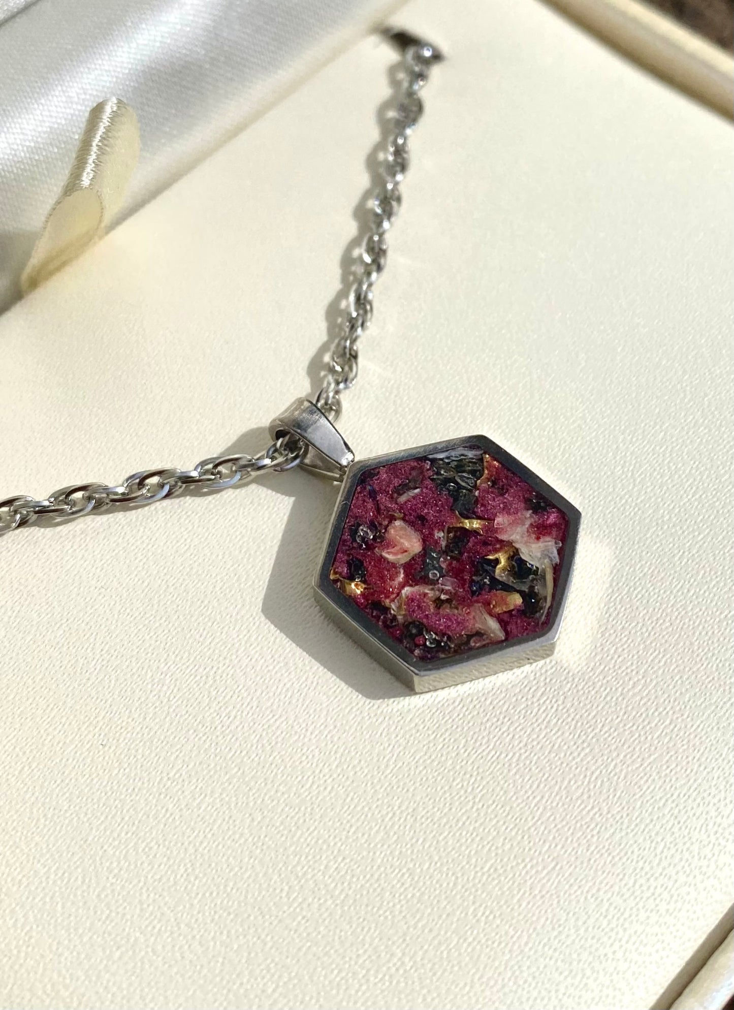 Pendente "hexagon" - Collana di Madreperla, Lava Vulcanica ed Ottone
