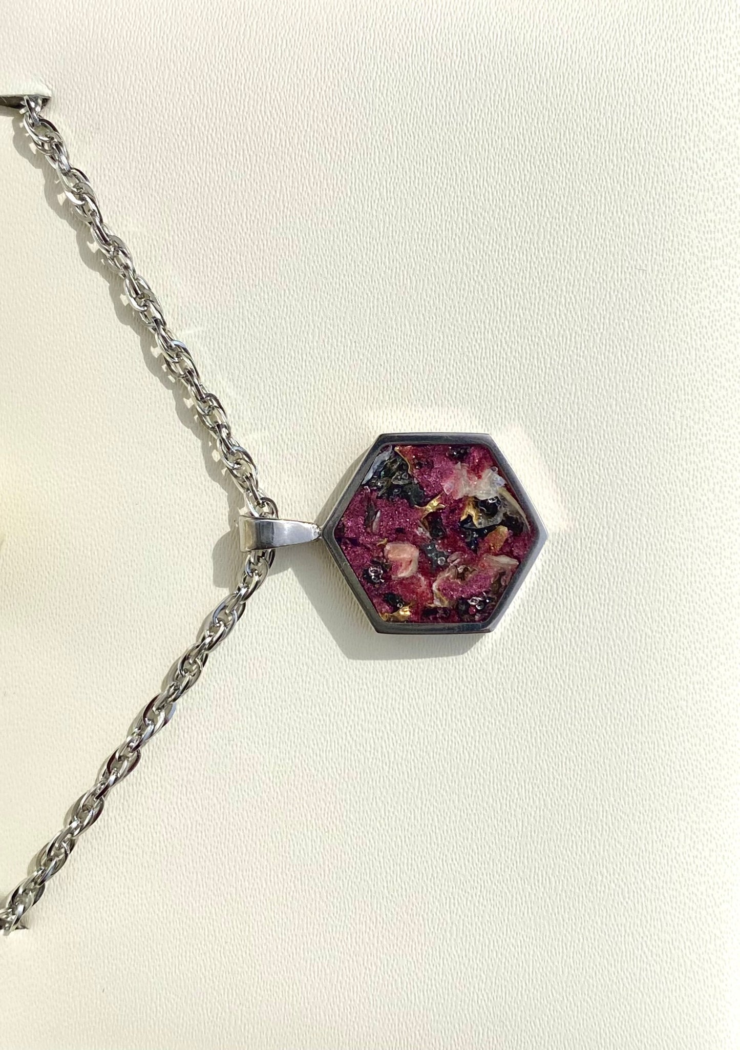 Pendente "hexagon" - Collana di Madreperla, Lava Vulcanica ed Ottone