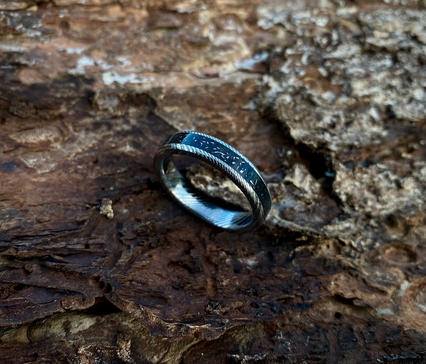 Bague en acier de Damas et météorite