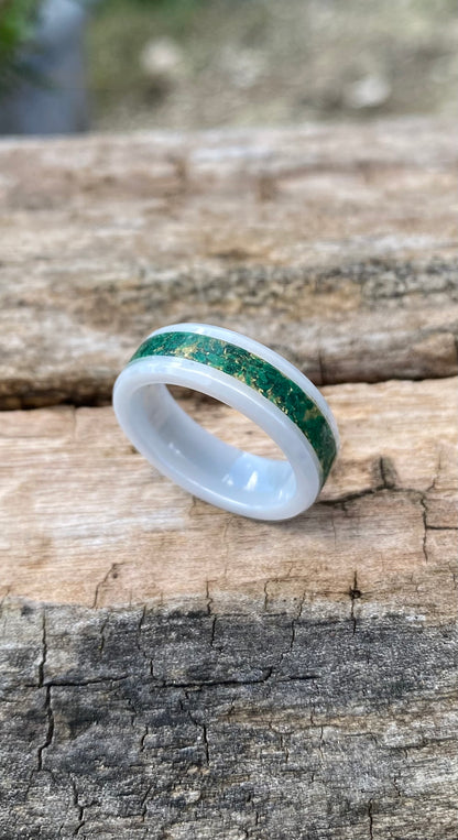 Anello di Ceramica Bianca, Malachite e Foglia d'Oro