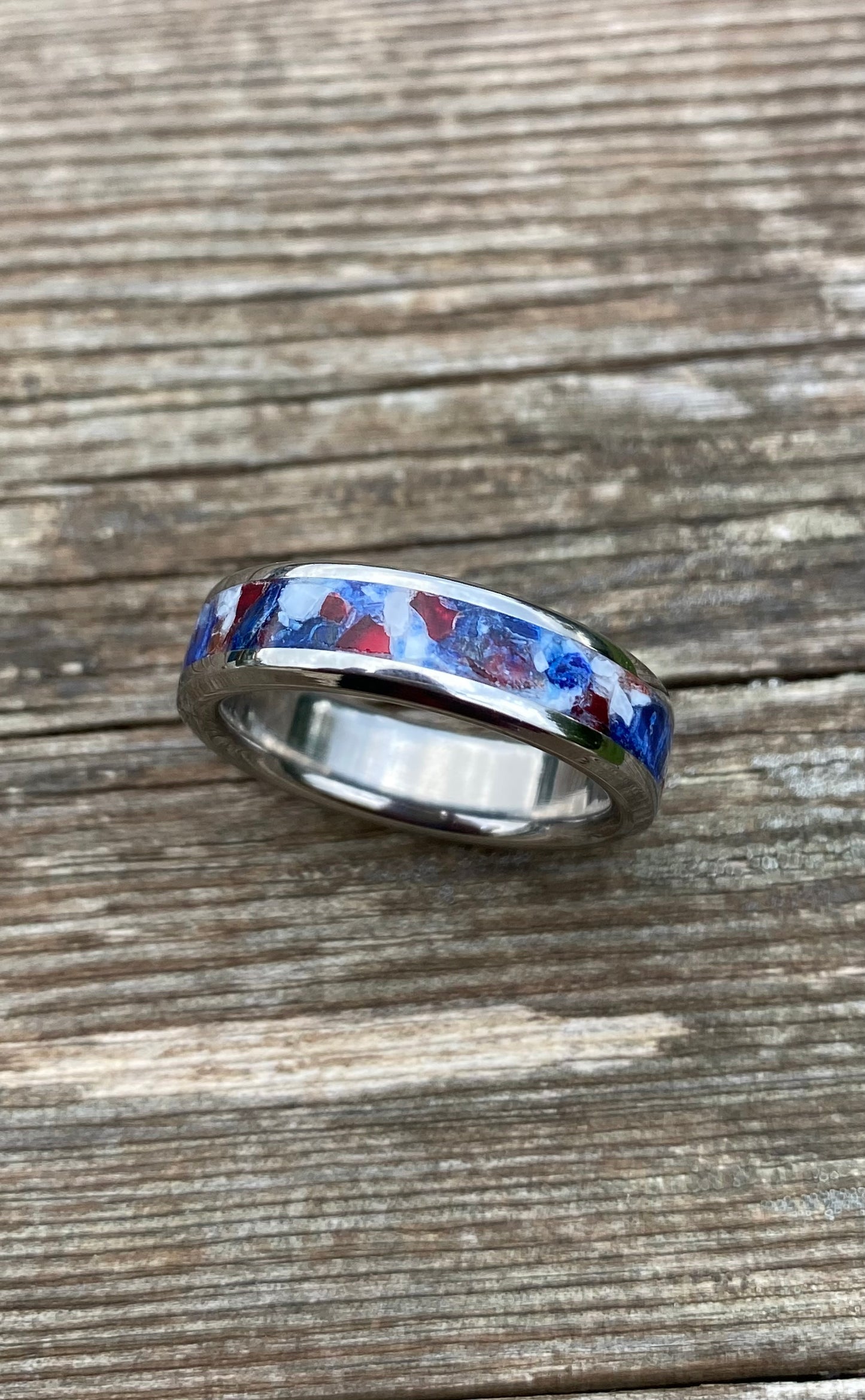 Anello di Titanio, Granato Rosso, Conchiglia ed Occhio di Tigre