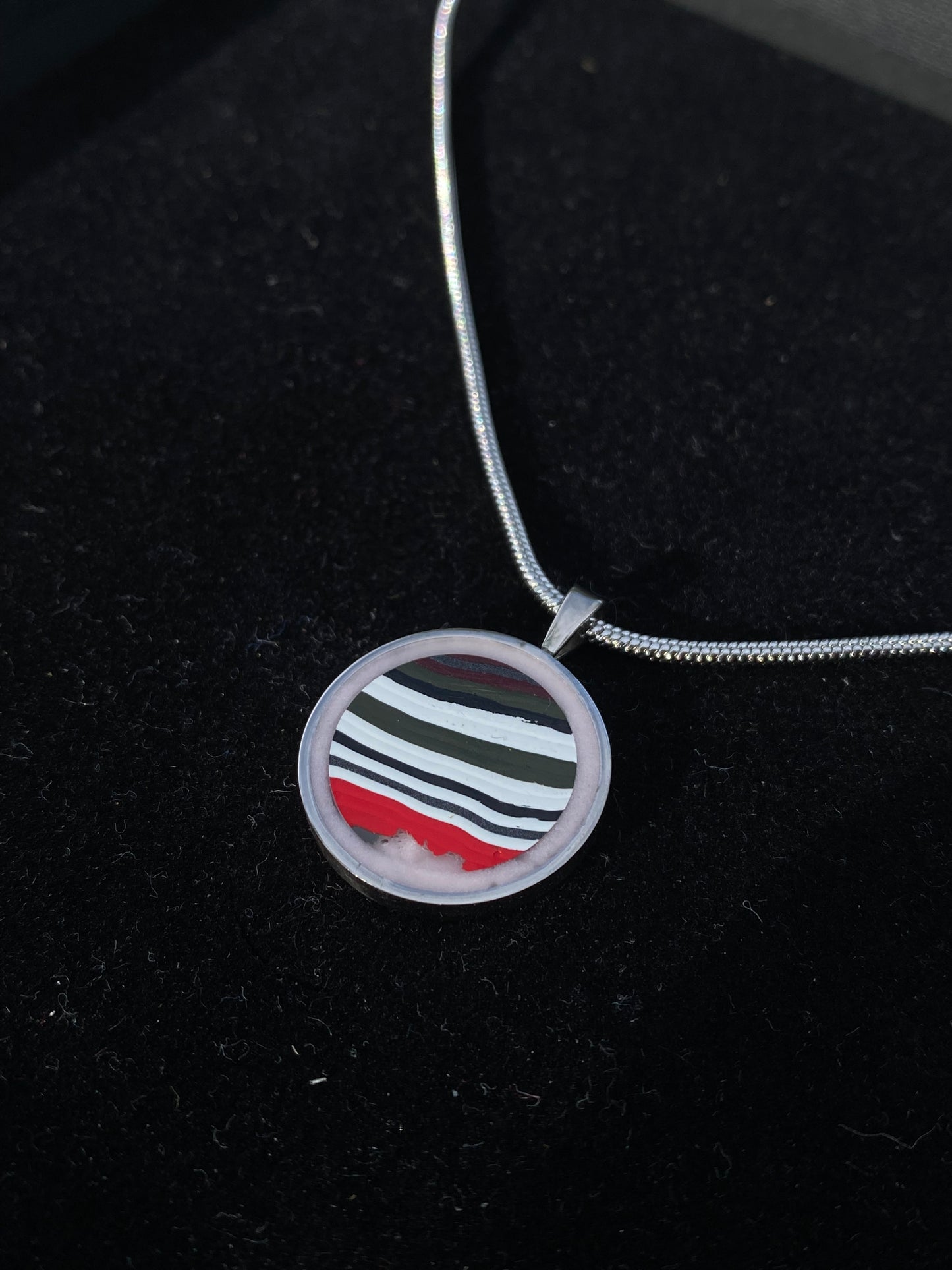 Collana di Fordite, modello "bite//8" - Pendente Fosforescente di Titanio e Fordite