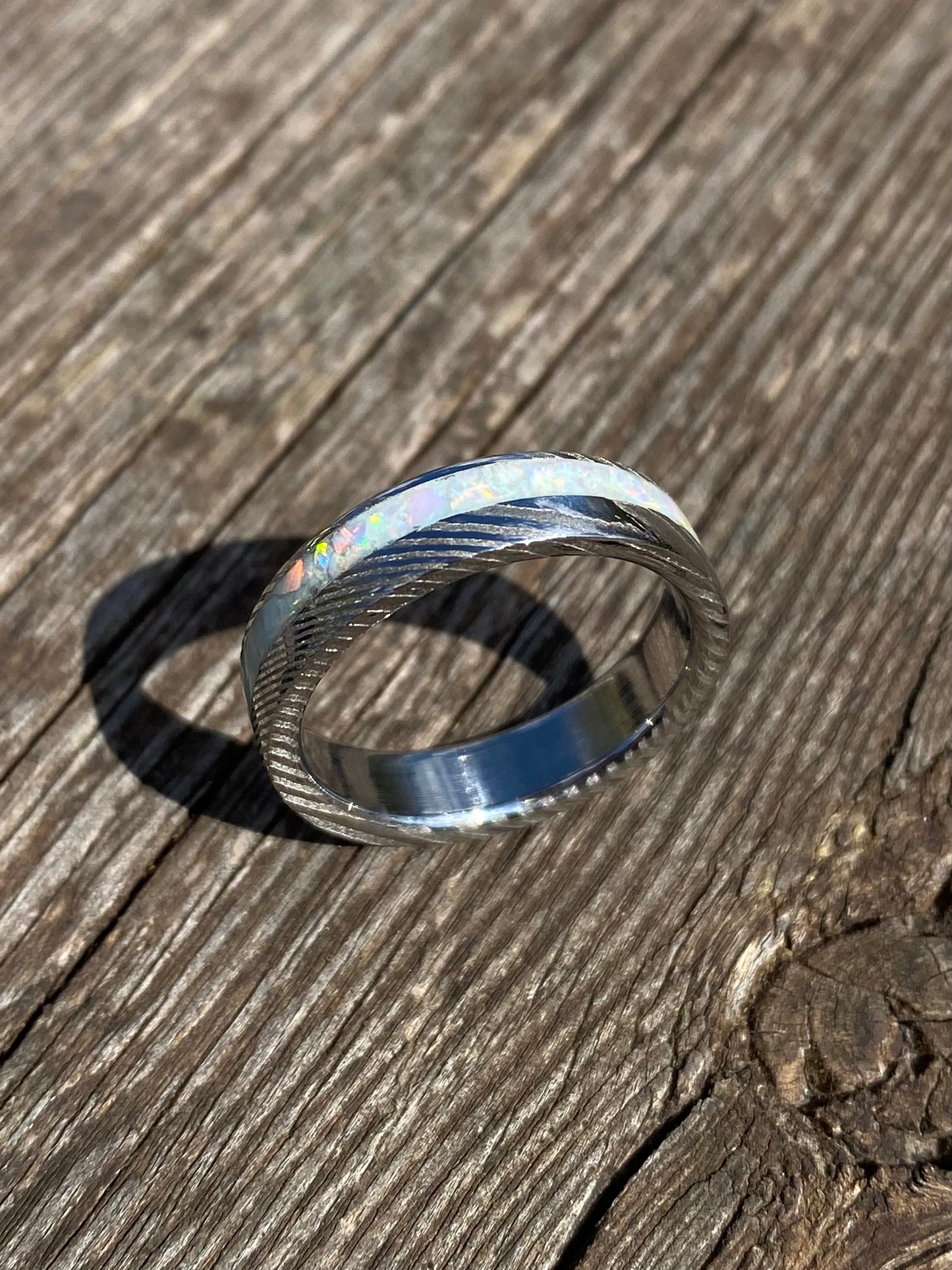 Anello di Acciaio Damasco ed Opale con intarsio laterale