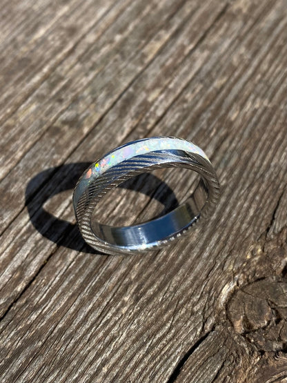 Anello di Acciaio Damasco ed Opale con intarsio laterale