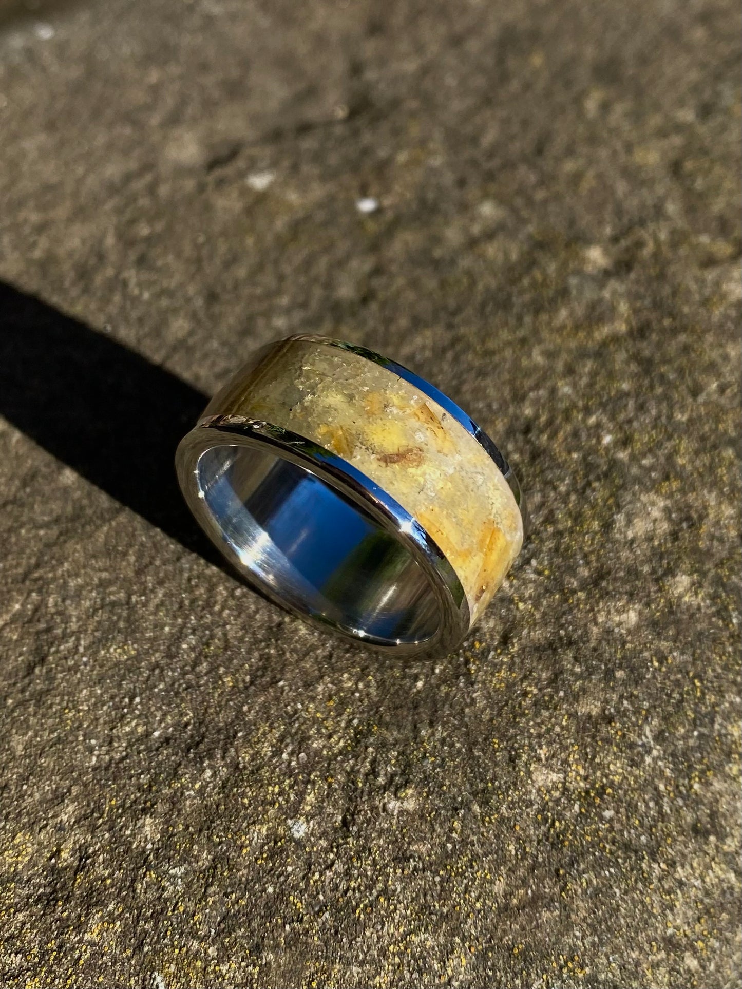 Anello di Ambra Fossile con Inclusioni di Insetti