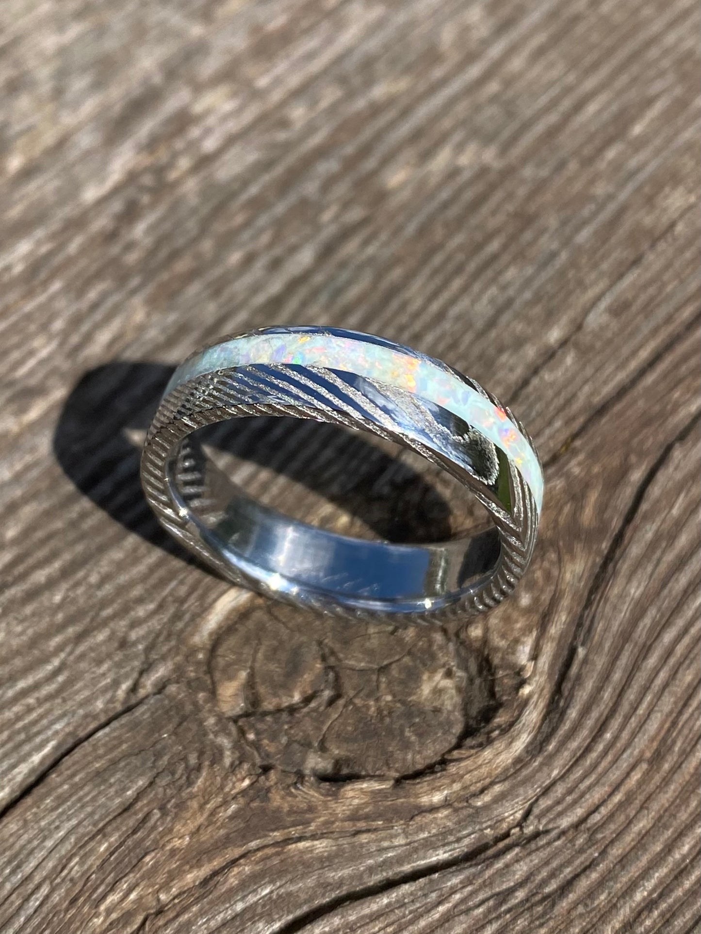 Anello di Acciaio Damasco ed Opale con intarsio laterale