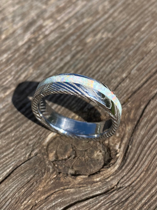 Anello di Acciaio Damasco ed Opale con intarsio laterale