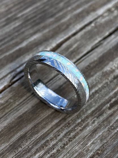 Anello di Acciaio Damasco ed Opale con intarsio laterale