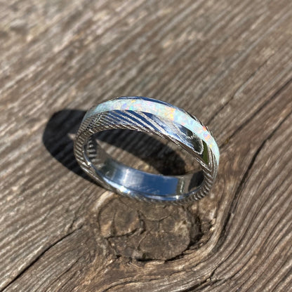 Anello di Acciaio Damasco ed Opale con intarsio laterale