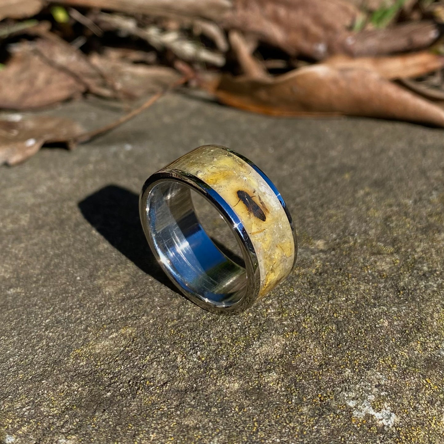 Anello di Ambra Fossile con Inclusioni di Insetti