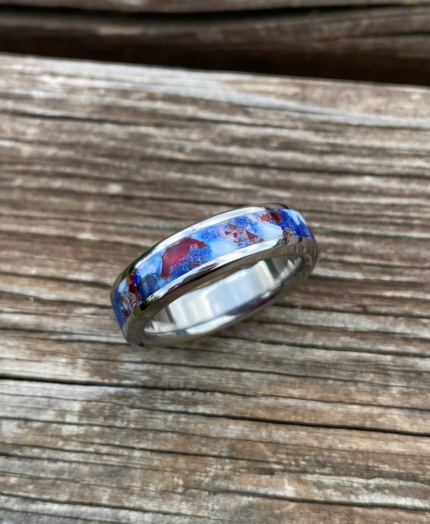 Anello di Titanio, Granato Rosso, Conchiglia ed Occhio di Tigre