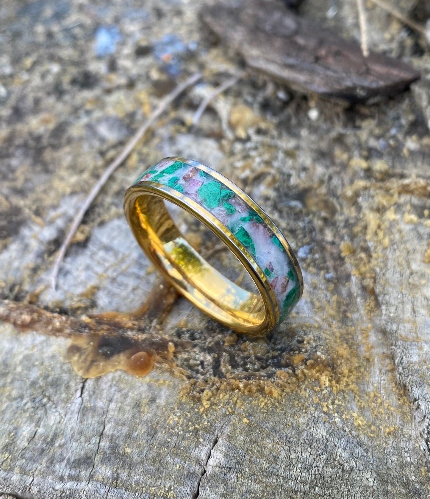 Anello di Malachite, Rubino e Tungsteno dorato