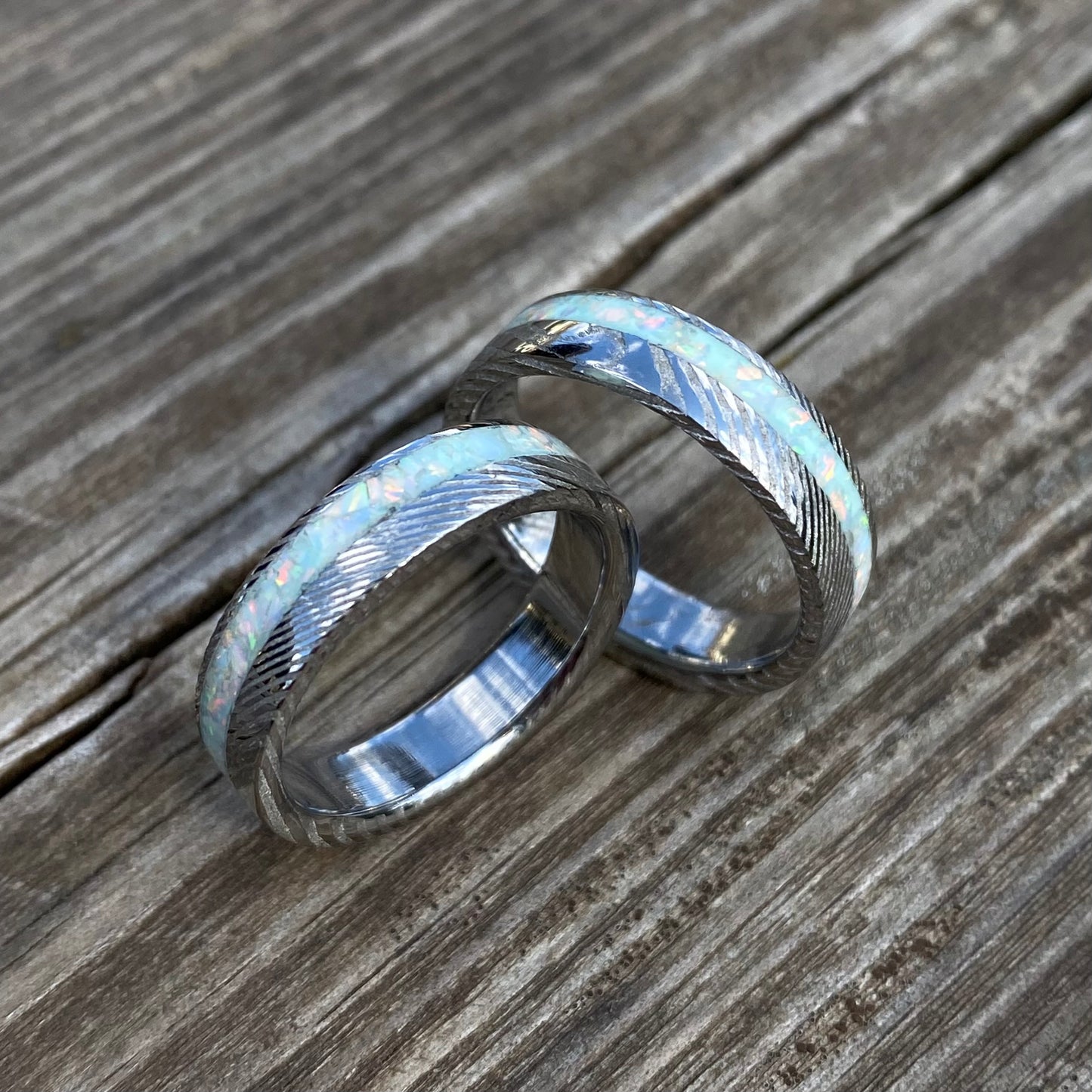 Anello di Acciaio Damasco ed Opale con intarsio laterale