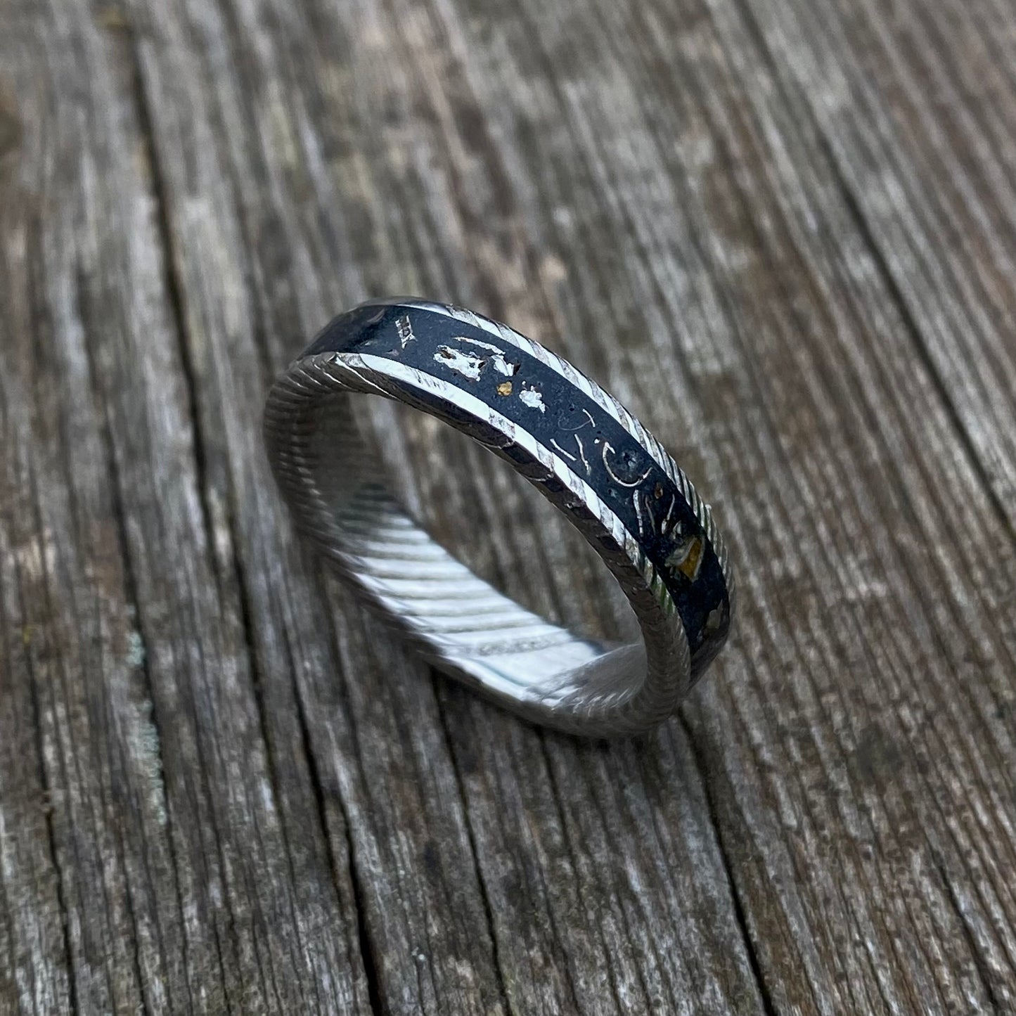 Bague en acier de Damas et météorite