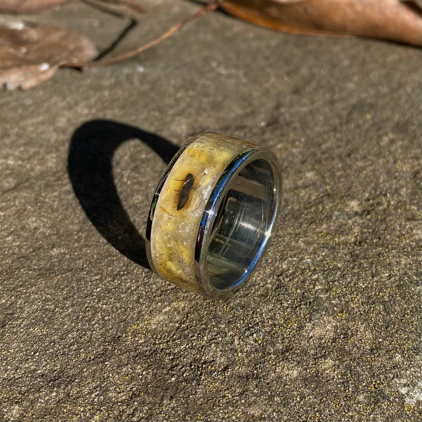 Anello di Ambra Fossile con Inclusioni di Insetti