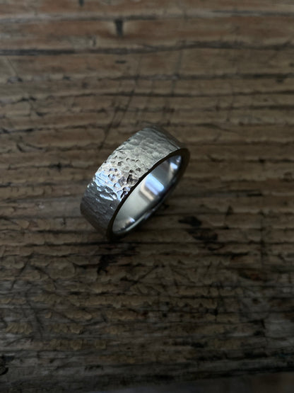 Bague martelée à la main