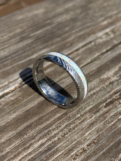 Anello di Acciaio Damasco ed Opale con intarsio laterale