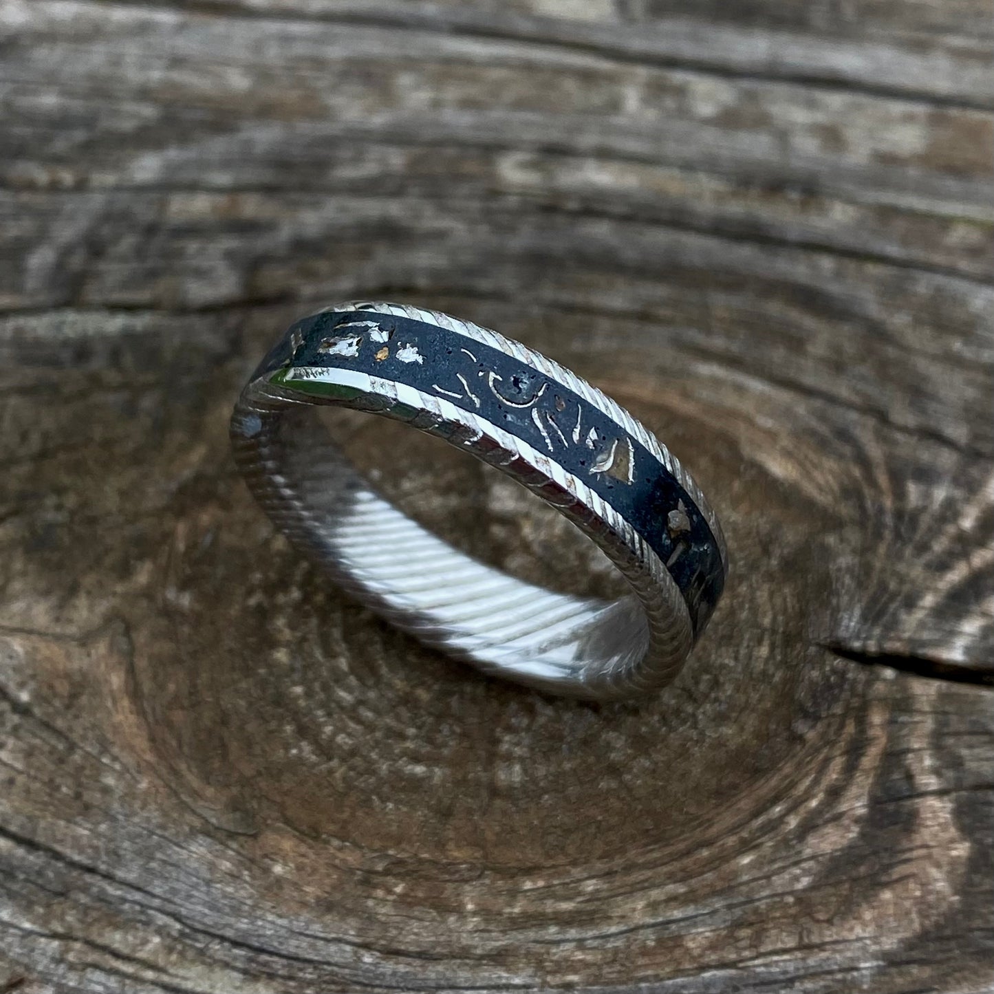 Bague en acier de Damas et météorite