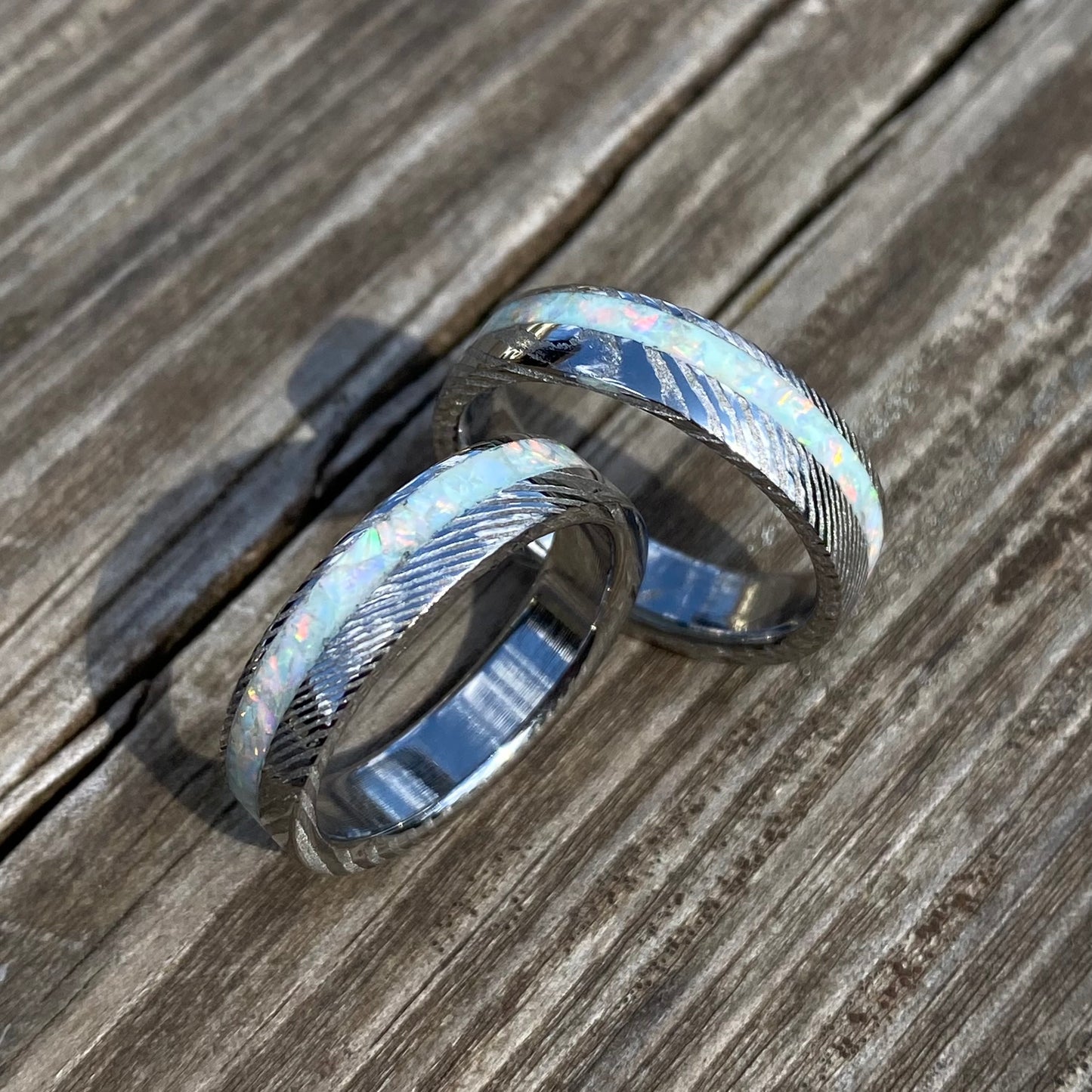 Anello di Acciaio Damasco ed Opale con intarsio laterale