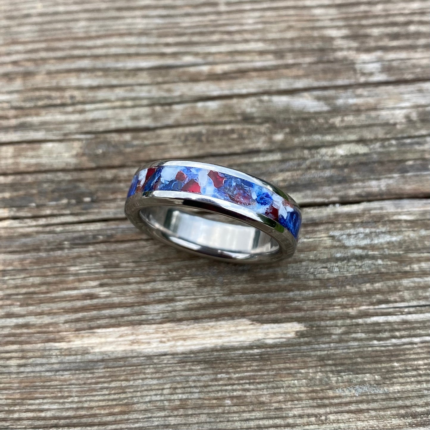 Anello di Titanio, Granato Rosso, Conchiglia ed Occhio di Tigre