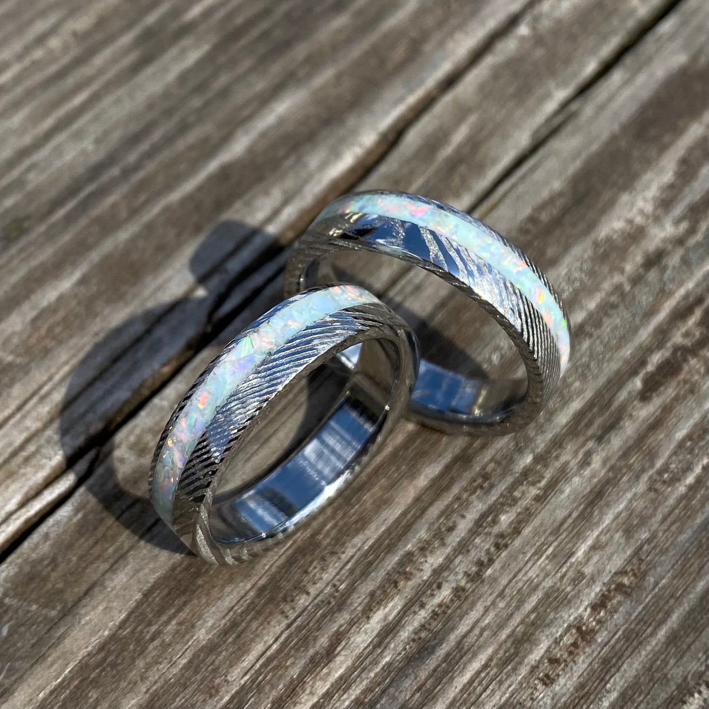 Anello di Acciaio Damasco ed Opale con intarsio laterale