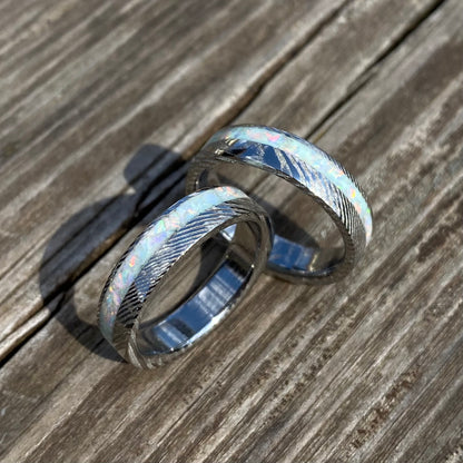 Anello di Acciaio Damasco ed Opale con intarsio laterale