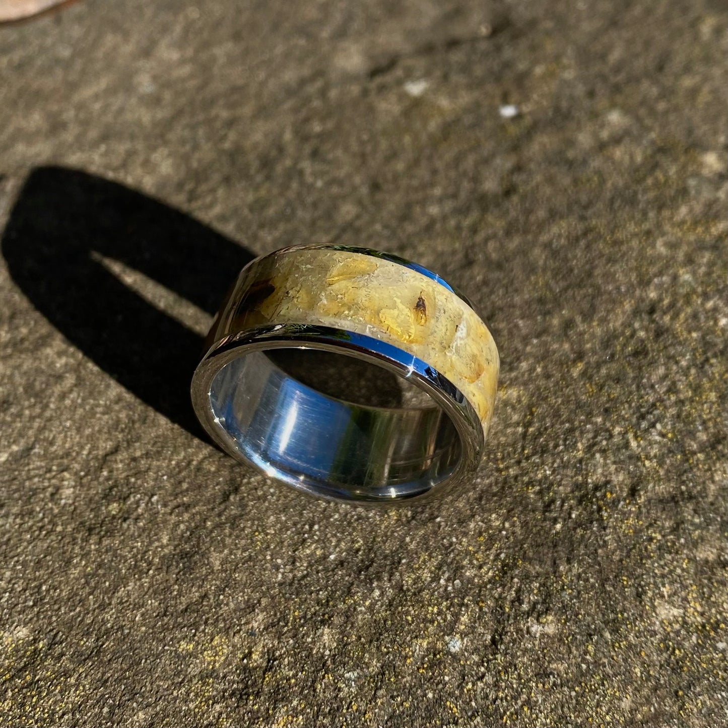 Anello di Ambra Fossile con Inclusioni di Insetti