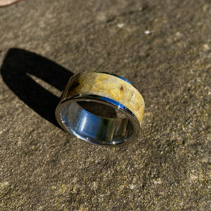 Anello di Ambra Fossile con Inclusioni di Insetti